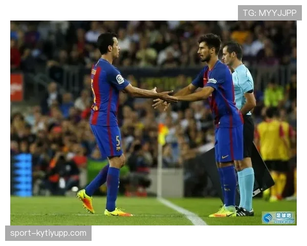 替补规则：换人需经裁判示意并在中线外完成的关键条件