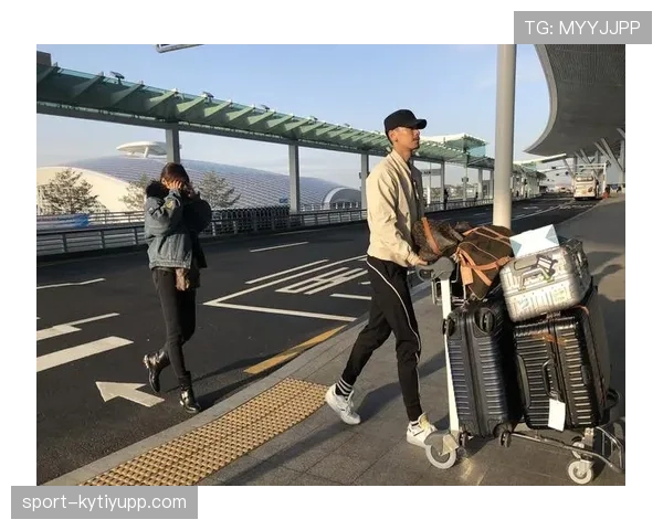 朱琳训练服随意像邻家，机场一现身就是整套名牌行李