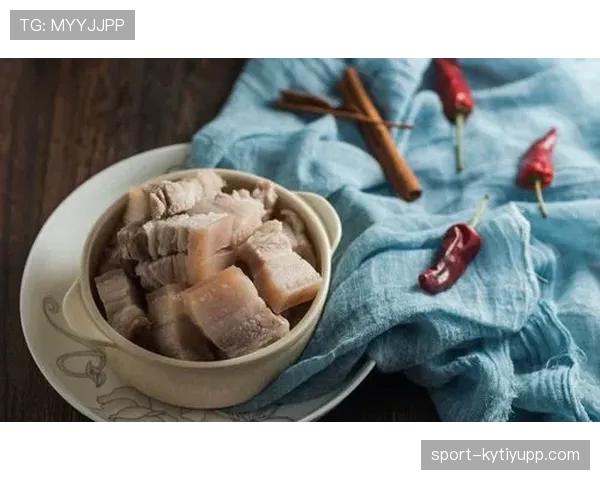 肖若腾喝蛋白粉像喝水，冰箱里塞满鸡胸肉，结果聚餐时盯着别人碗里的红烧肉咽口水